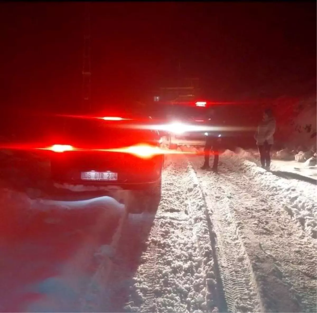 Kayseri\'de Yolda Mahsur Kalan İki Kişi Kurtarıldı