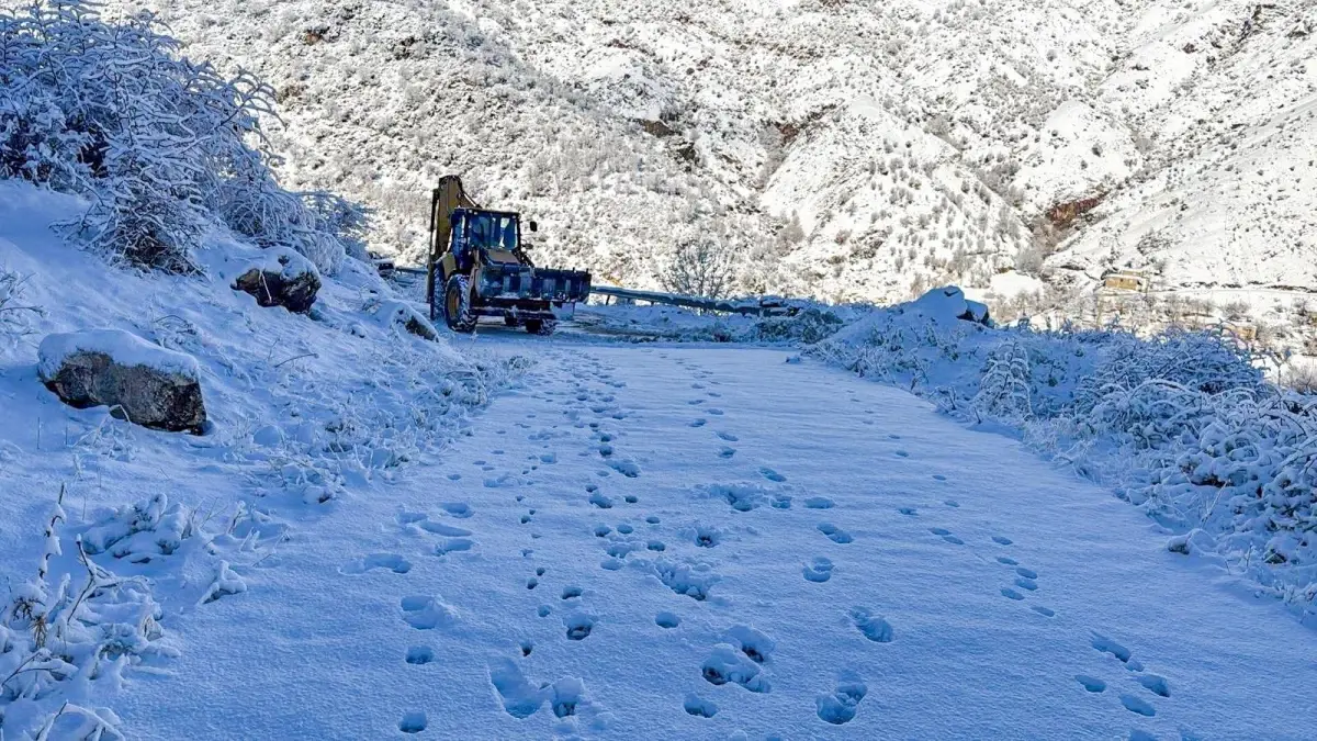 Batman\'da Yoğun Kar ve Heyelan 44 Köy Yolunu Kapattı