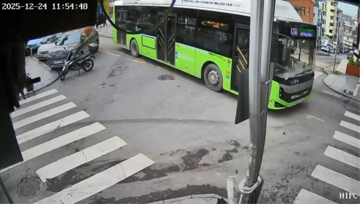 Kavşakta Otobüs-Motokurye Çarpıştı