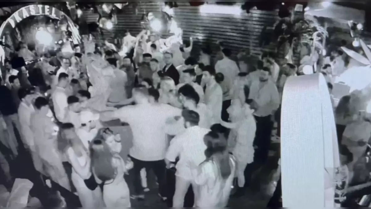 "Sevgilime sarkıntılık yapıyor" dedi, cam bardakla boğazını kesti