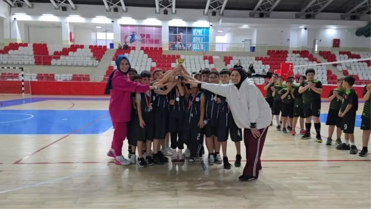Bozüyük\'te Küçük Erkek Voleybol Müsabakaları Tamamlandı