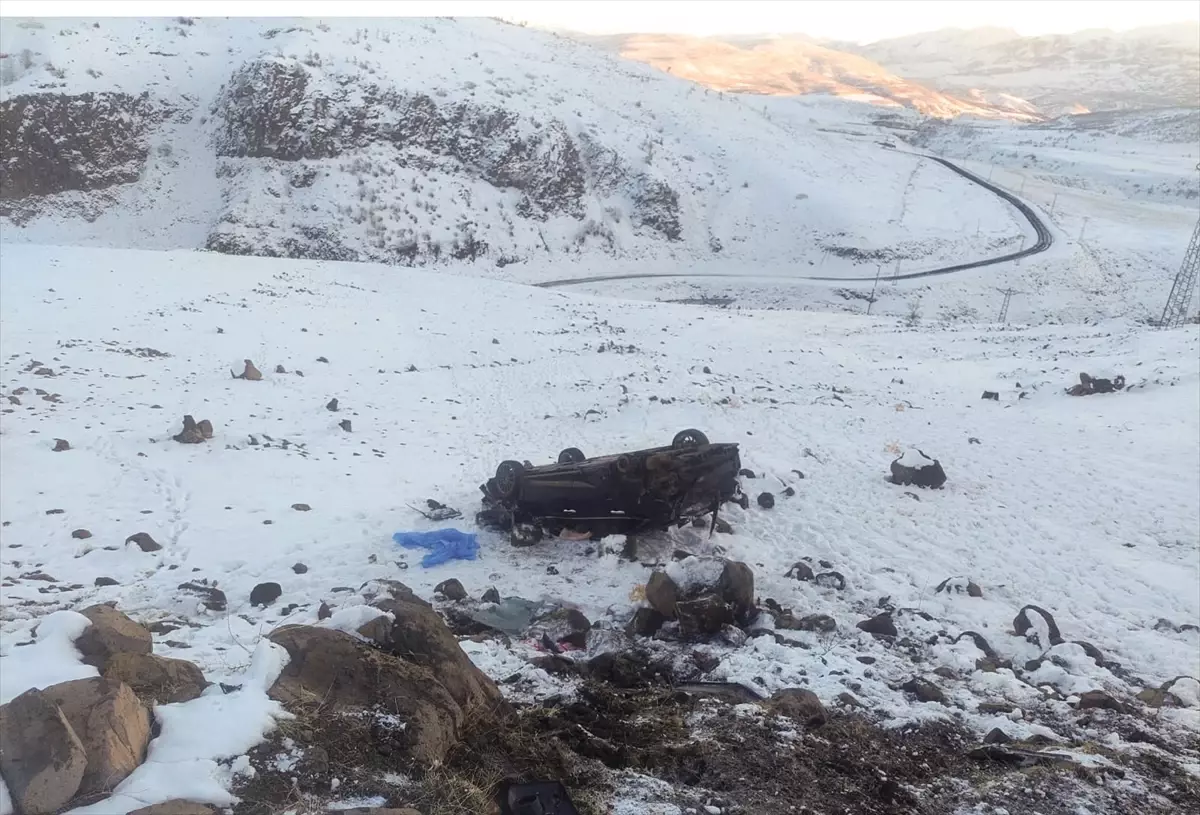 Bingöl\'de Otomobil Devrildi: 4 Yaralı