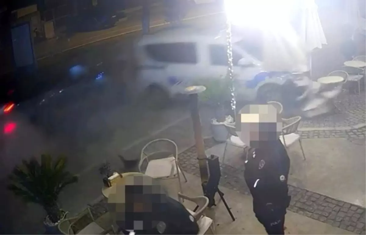 Çeşme\'de Polis Aracına Çarpan Otomobil Kafeteryaya Daldı