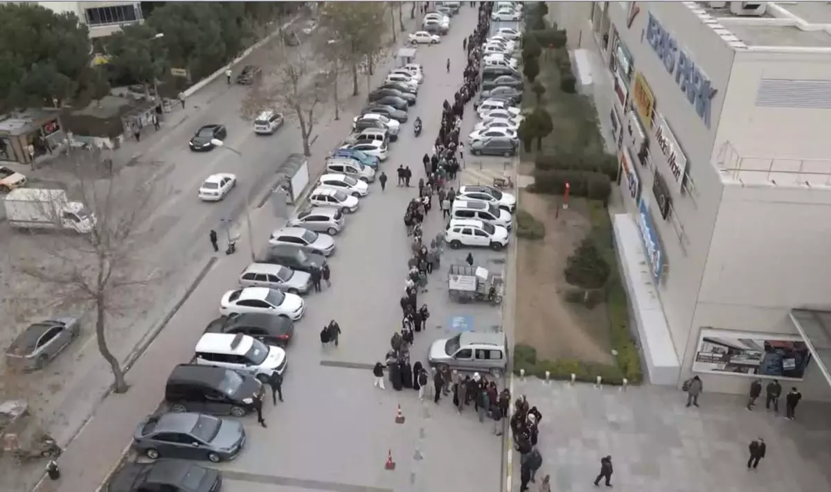 Denizli\'de Market Açılışı İçin Gece Kuyruğu