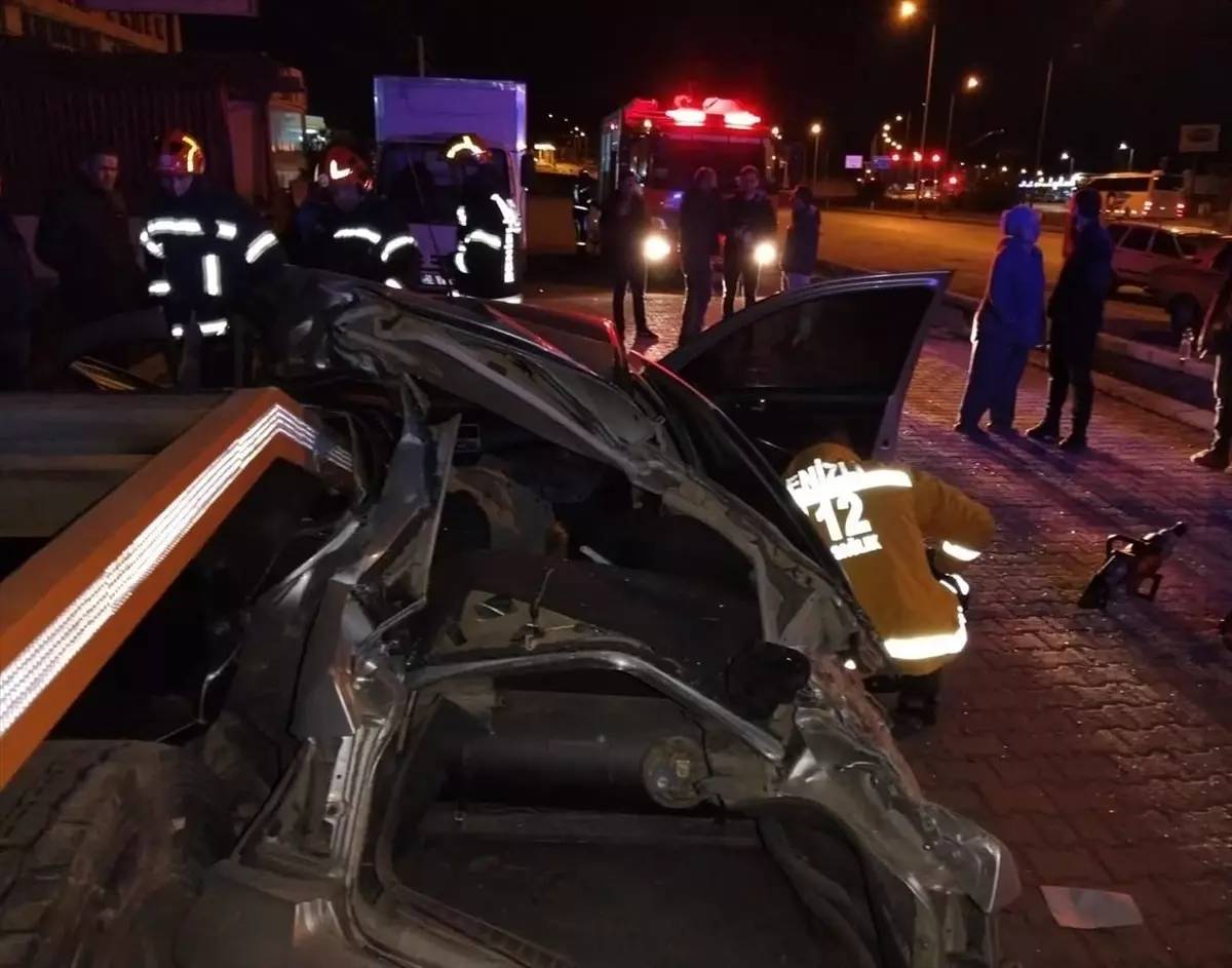 Acıpayam\'da Tır Dorsesine Çarpan Otomobil Kazası