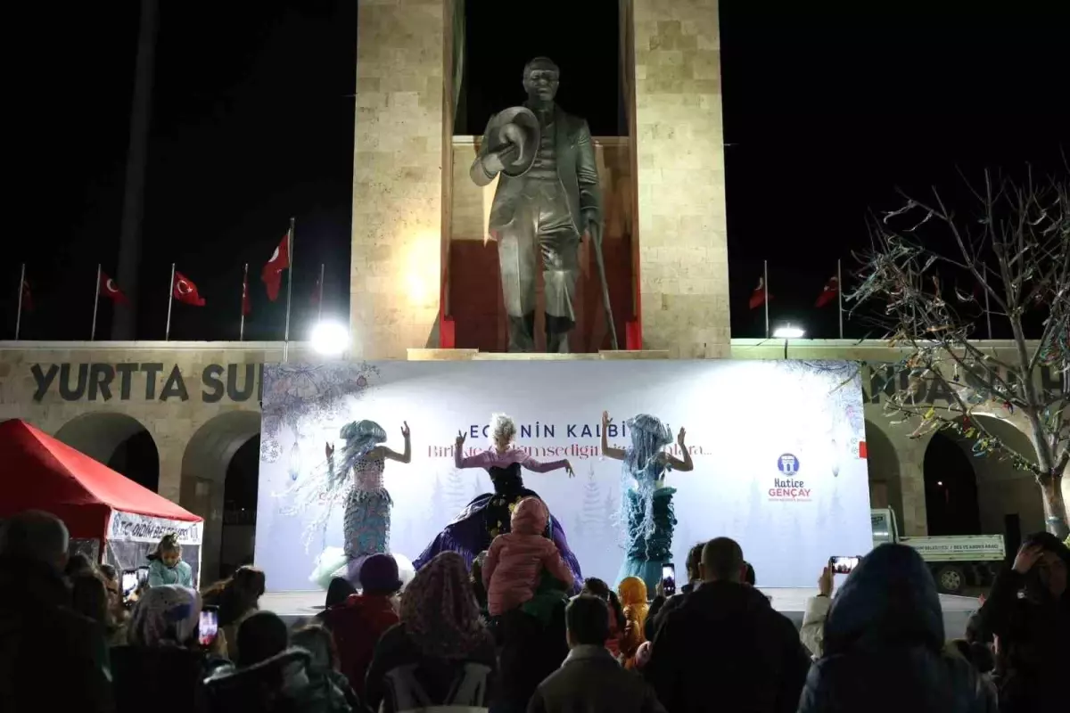 Didim Cumhuriyet Kent Meydanı\'nda yılbaşı coşkusu her akşam devam ediyor