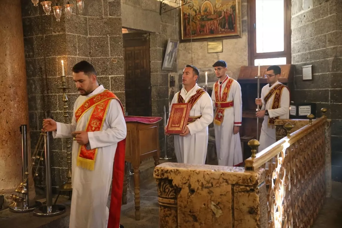 Diyarbakır\'da Meryem Ana Kilisesi\'nde Noel Ayini