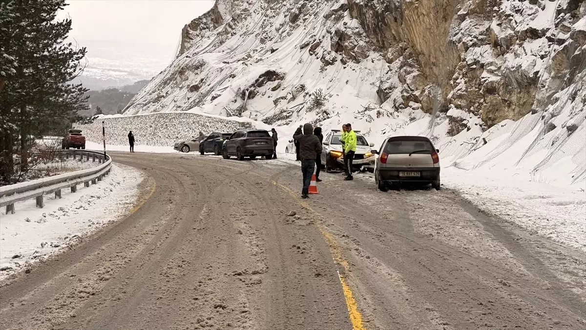 Domaniç\'te Trafik Kazası: 4 Yaralı