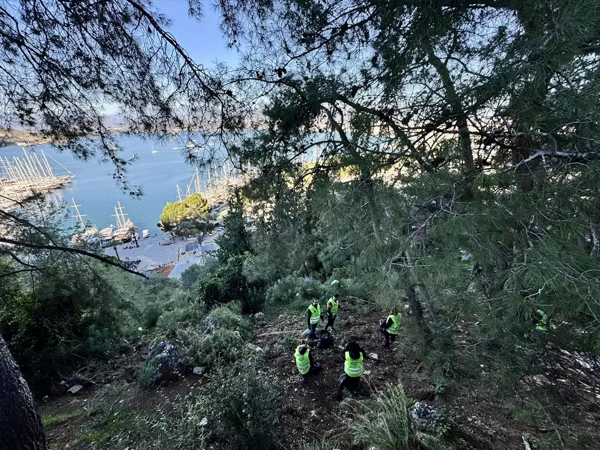 Fethiye\'de Gönüllü Temizlik Etkinliği