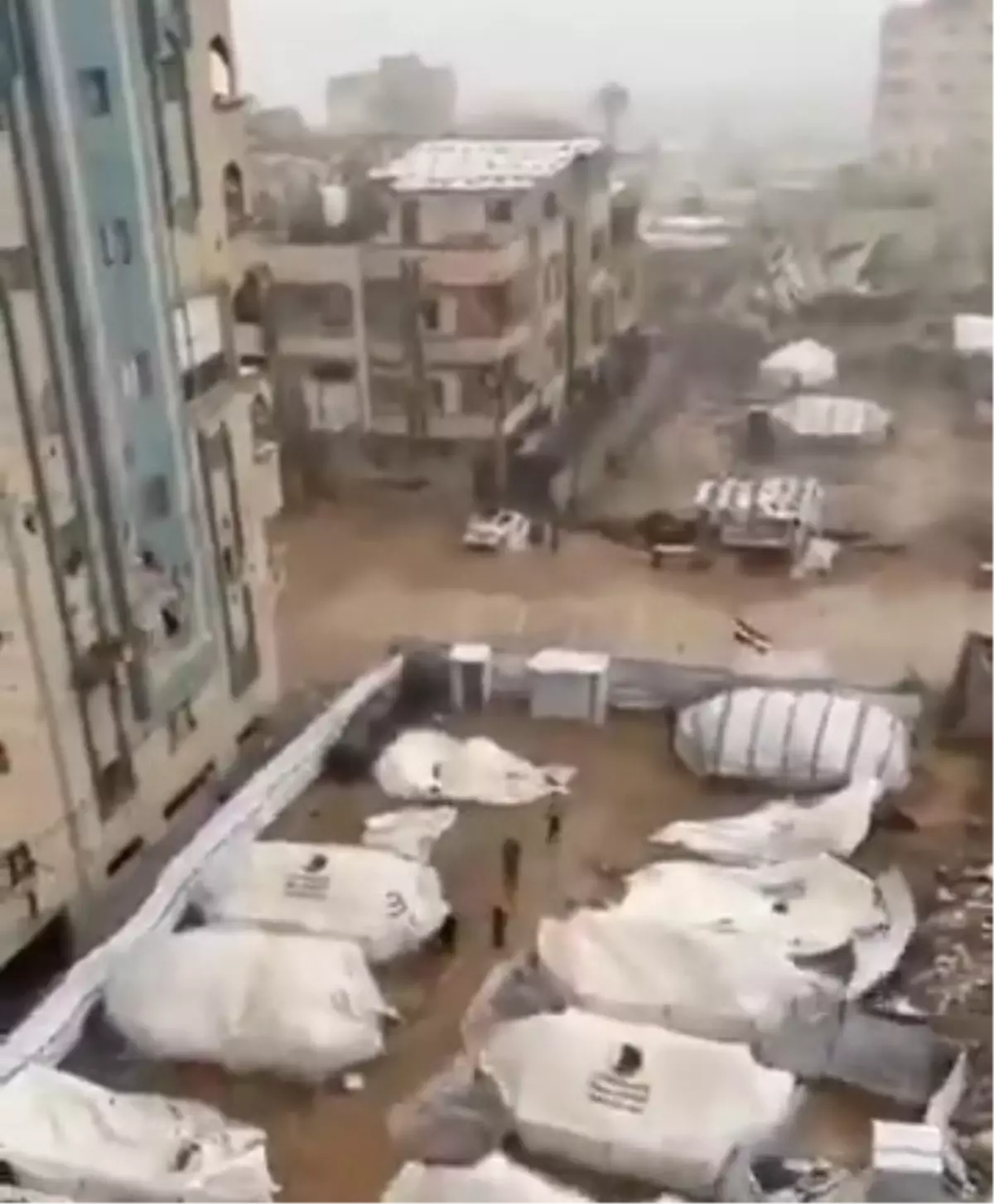 Gazze\'de Çadırlar Su Altında Kaldı