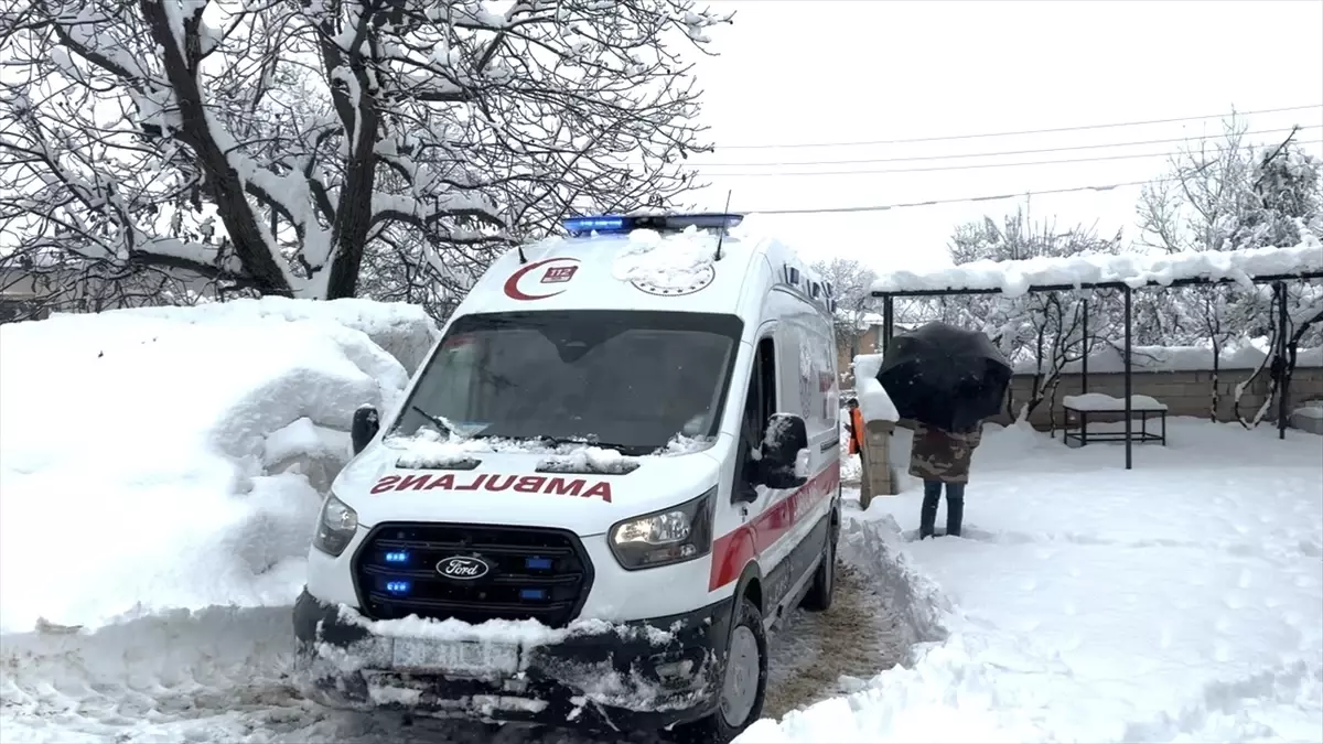 Hamile Kadın Karla Kapanan Yolda Kurtarıldı