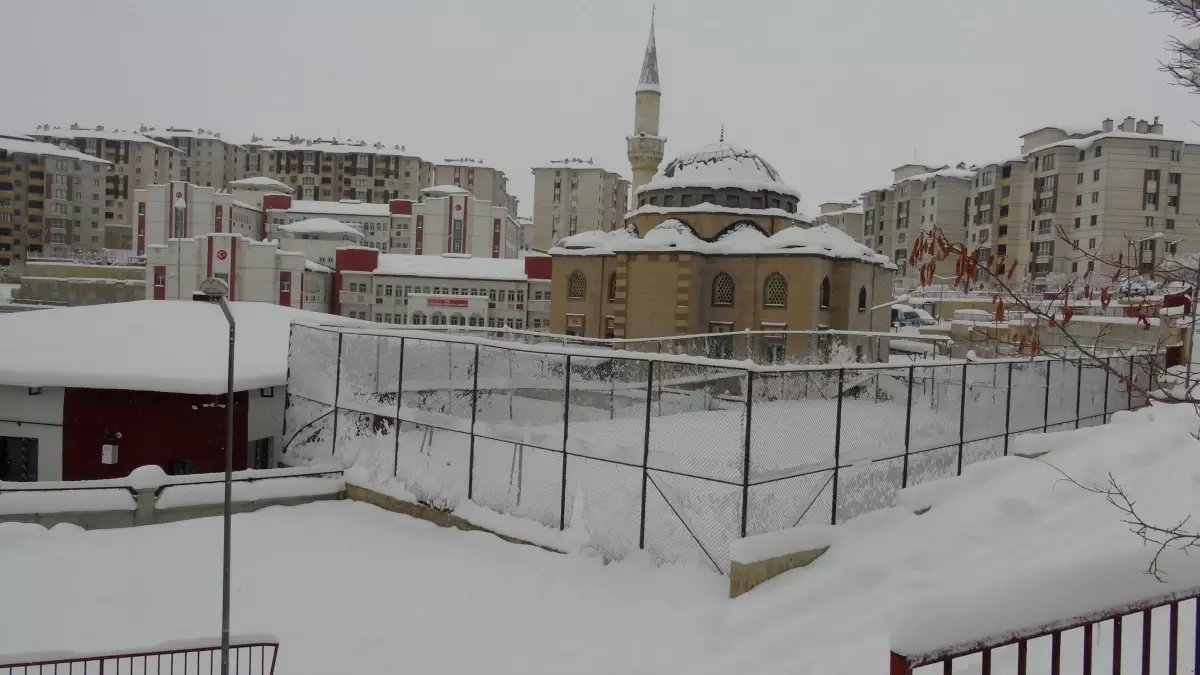 Hakkari\'de Kar Yağışı Astım Hastasını Tehdit Etti