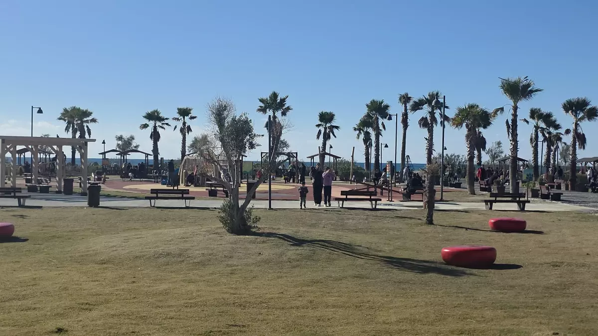 Samandağ\'da Güneşli Günde Sörf Keyfi