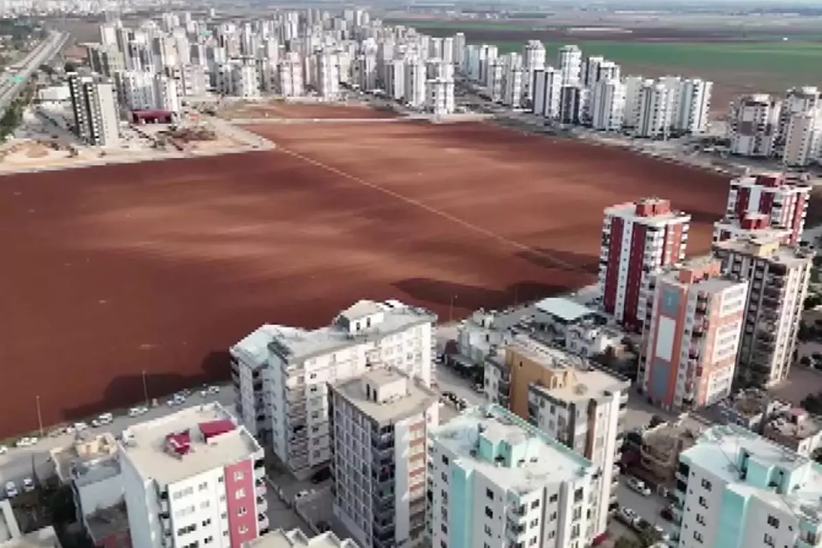 Herkes satarken direndi, betonun ortasında tarım yapmaya devam etti