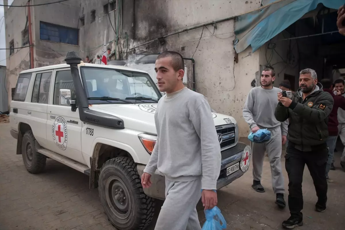 İsrail, Gazze\'de 10 Filistinli esiri serbest bıraktı