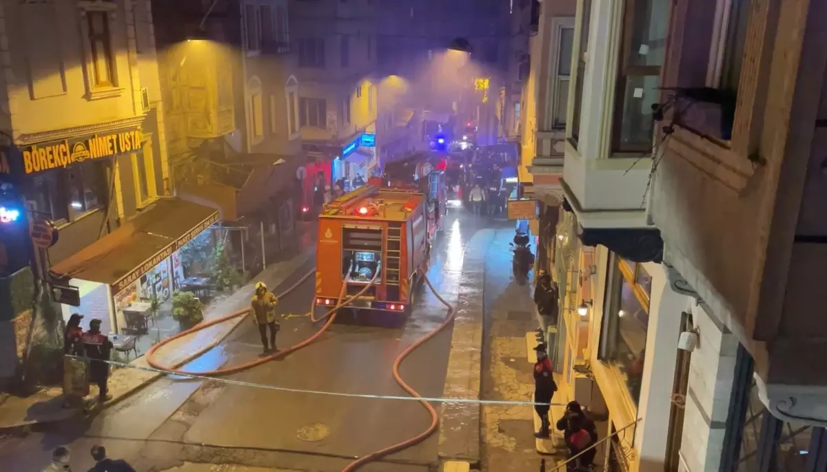 Beyoğlu\'nda Yangın: İki Kişi Hastaneye Kaldırıldı