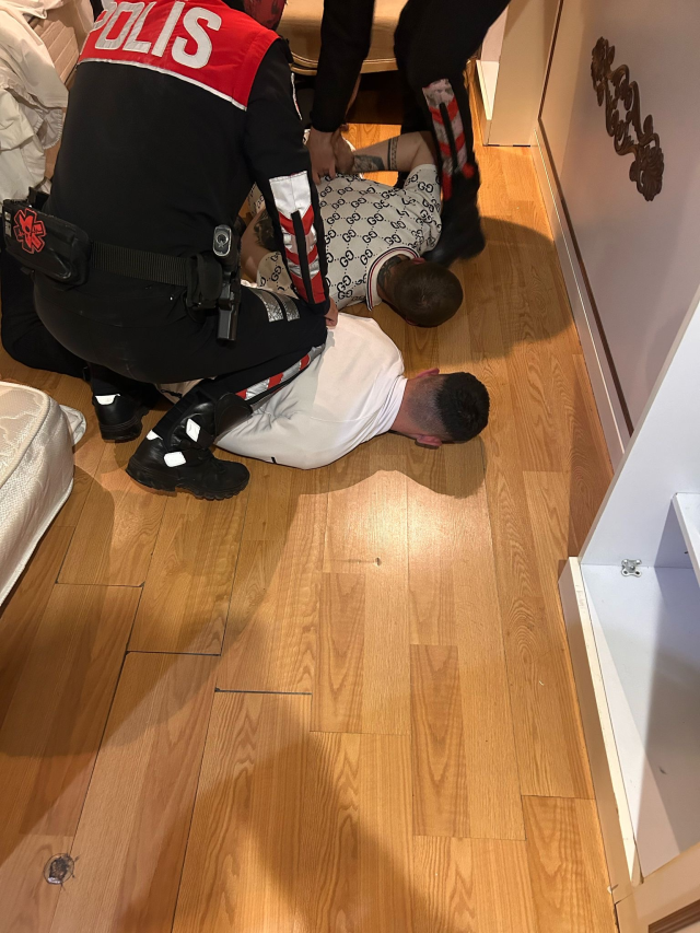 İstanbul'da otel odasına baskın! Yatağın altından kalaşnikof çıktı