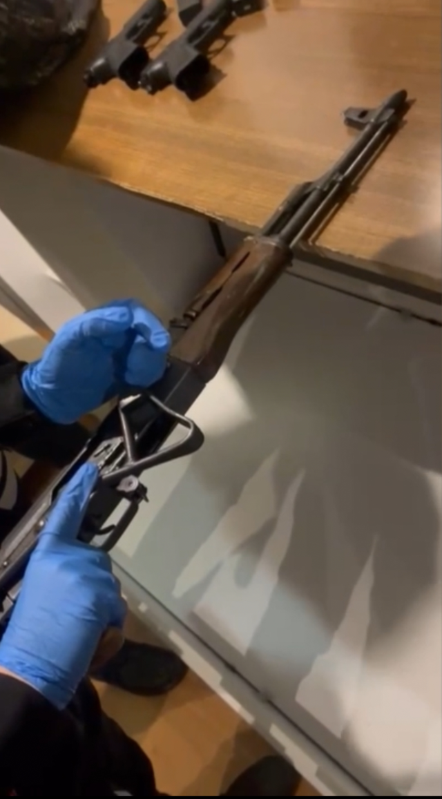 İstanbul'da otel odasına baskın! Yatağın altından kalaşnikof çıktı