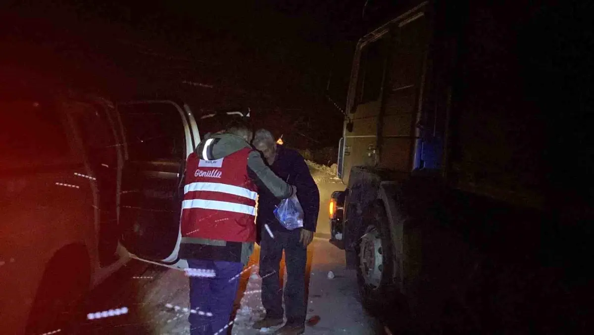 Tendürek Geçidi\'nde Kar Yağışı Ulaşımı Engelledi