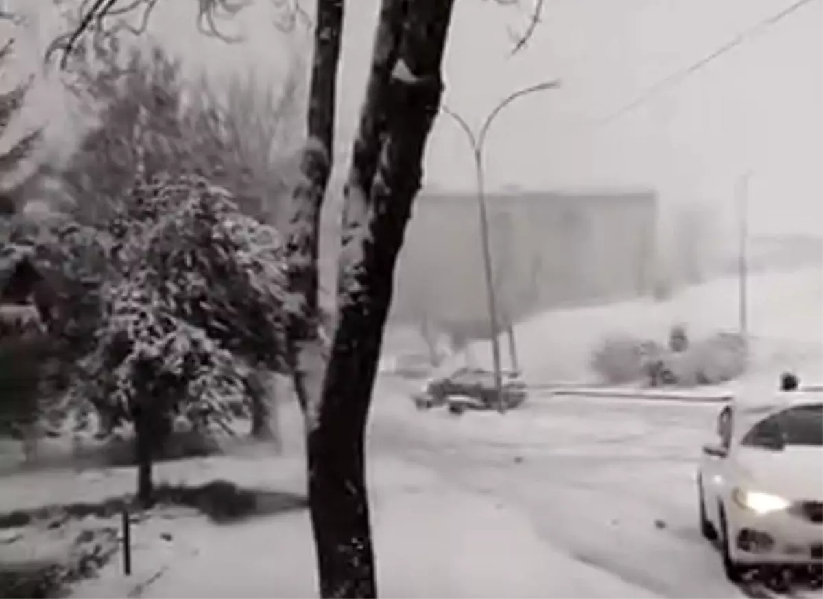 Düzce\'de Karla Kaplı Yolda Kaza Anı