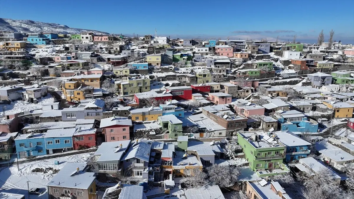 Renkli Evler Karda Göz Kamaştırıyor