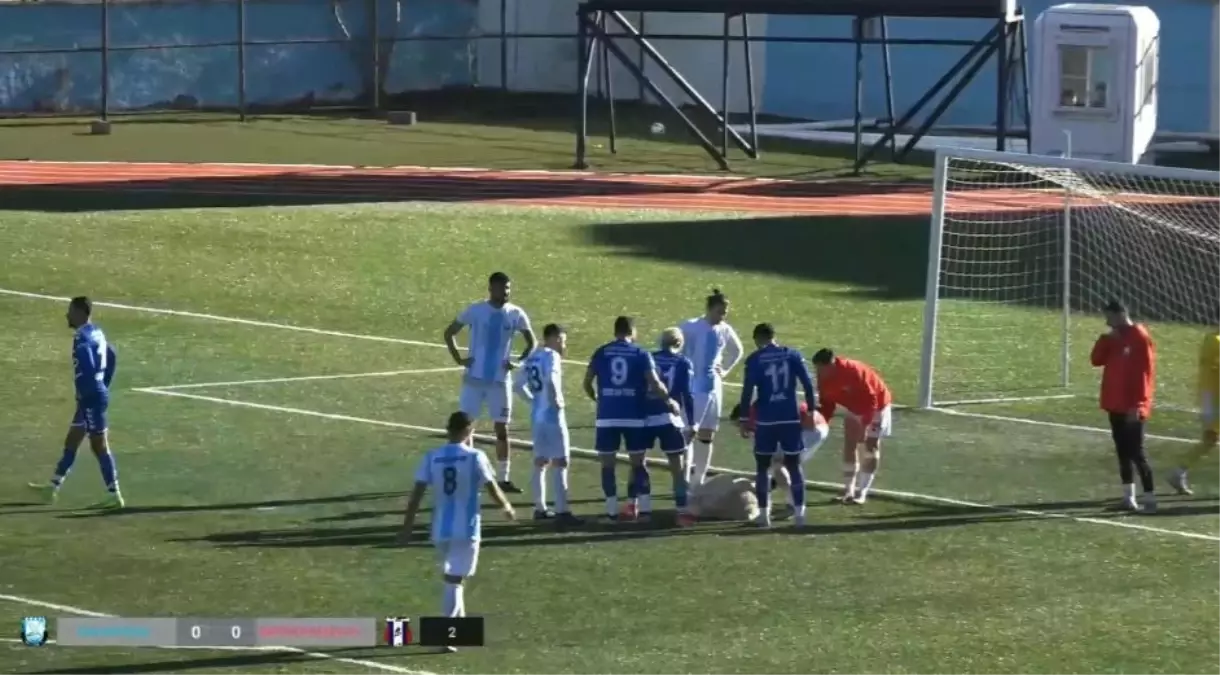 Tunceli\'de Maçta Komik Anlar: Sahaya Giren Köpek