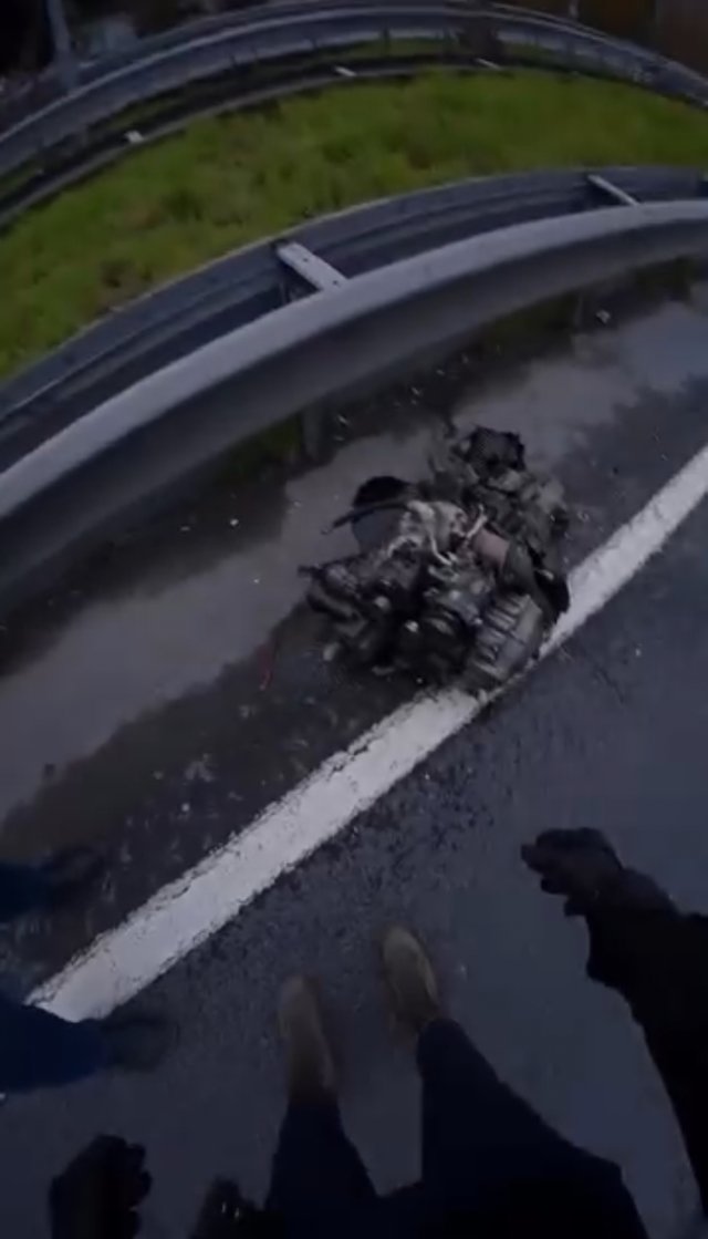 Makas atan sürücü bariyerlere çarptı, motoru alev alıp yola fırladı