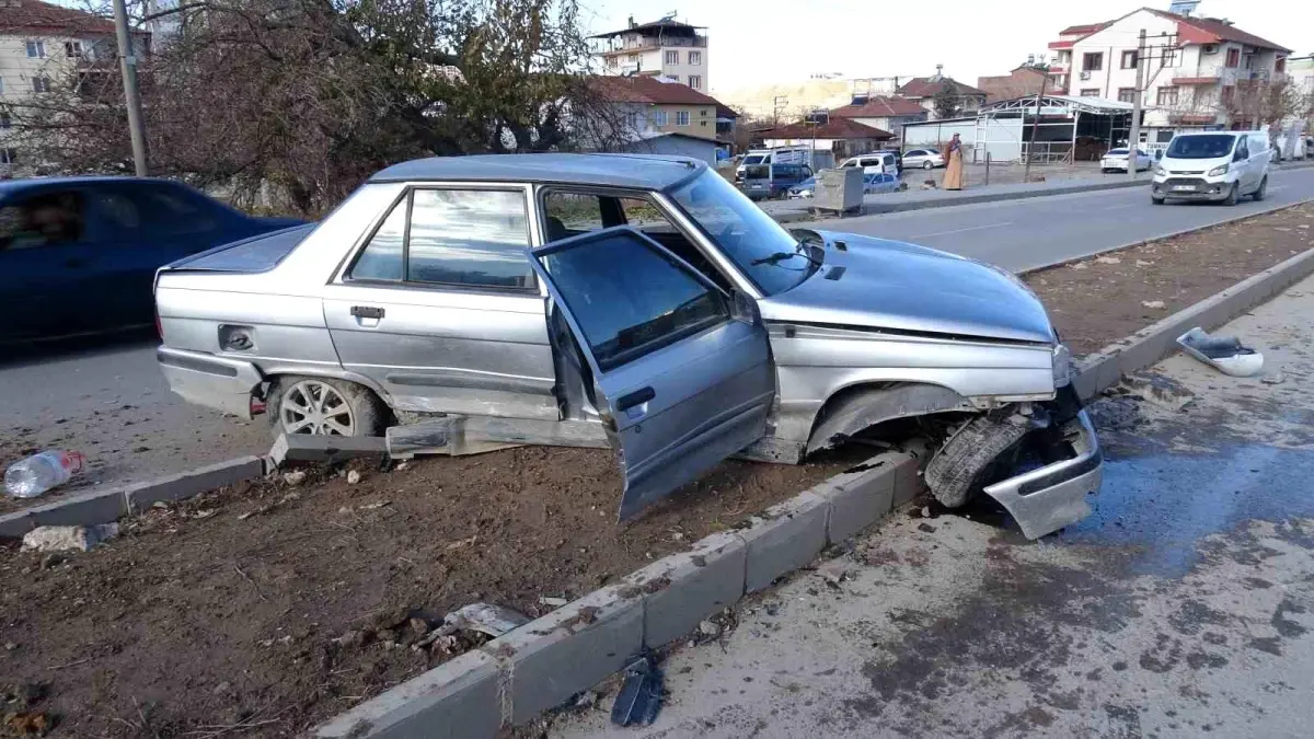 Malatya\'da Kaza: Temizlik Aracı ve Otomobil Çarpıştı