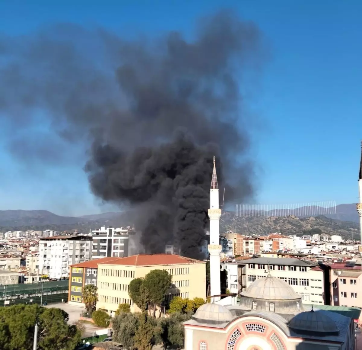 Nazilli\'de Eski Kütüphane Binasında Yangın