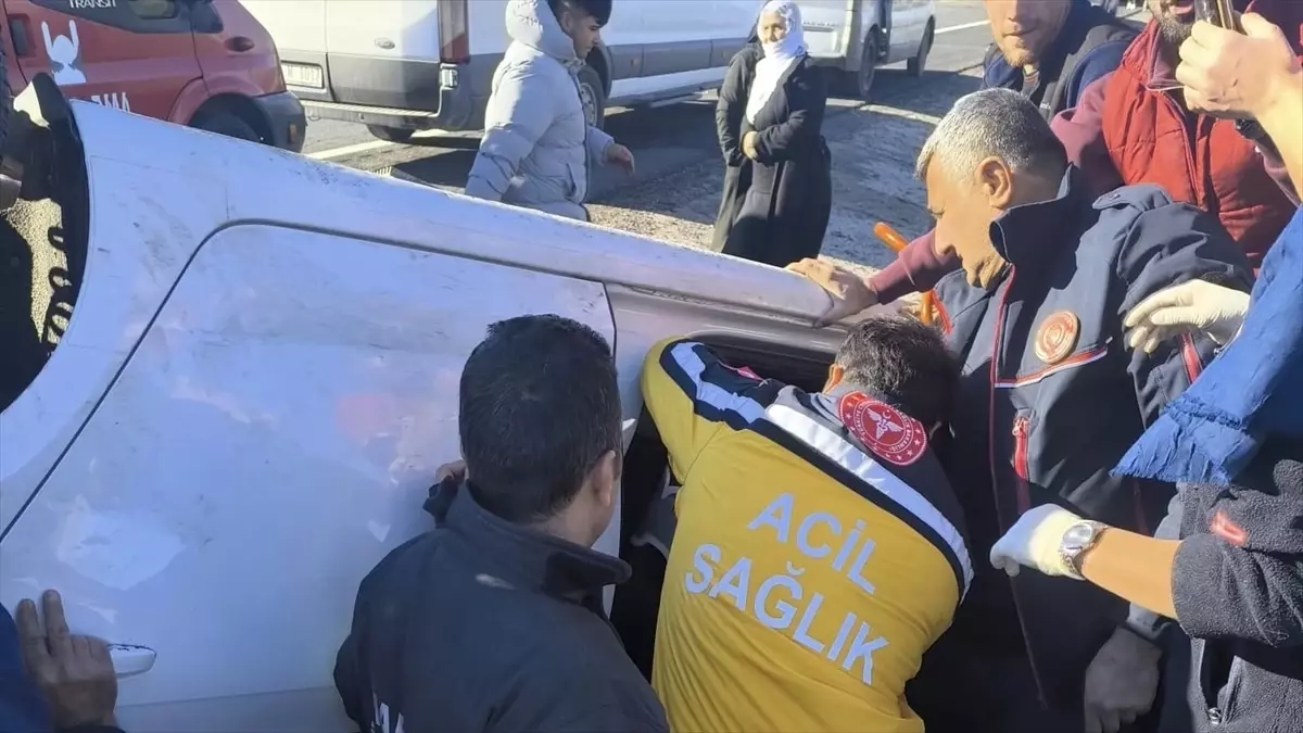 Nusaybin\'de Otomobil Devrildi: 2 Yaralı