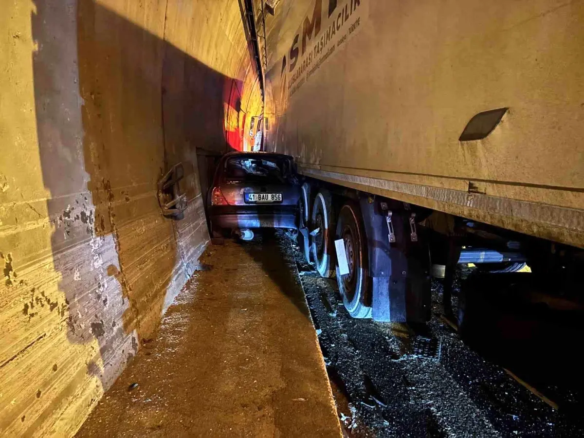 Kocaeli\'de Tır ile Otomobil Arasında Kaza