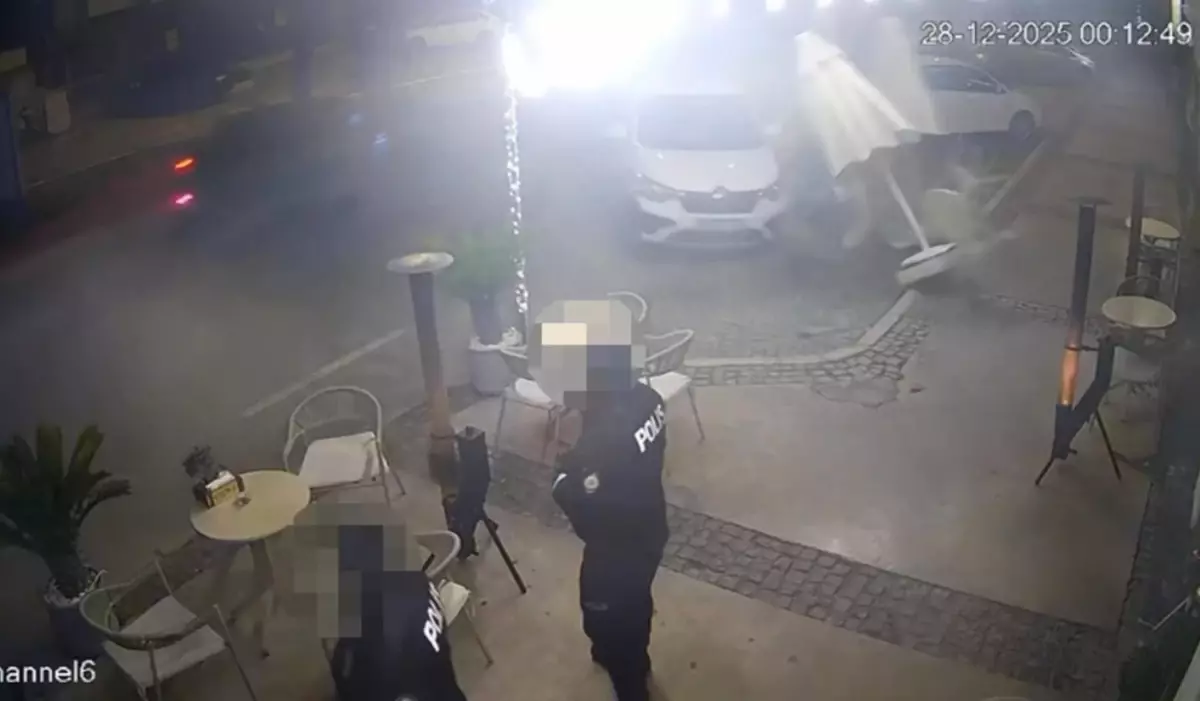 Çeşme\'de Otomobil Polis Aracına Çarptı