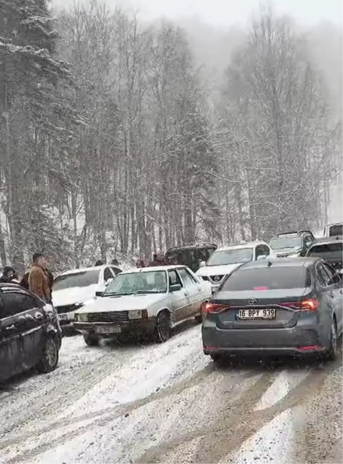 İnegöl\'de Kar Yağışı Yol Kapatırken 30 Araç Mahsur Kaldı