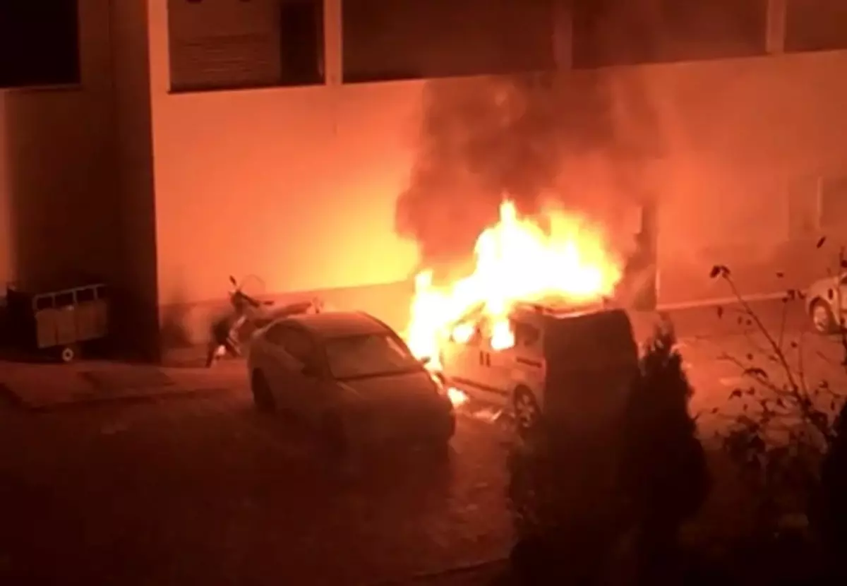 Park halindeki otomobil alev alev yandı, araç sahibi yakanın bulunmasını istedi