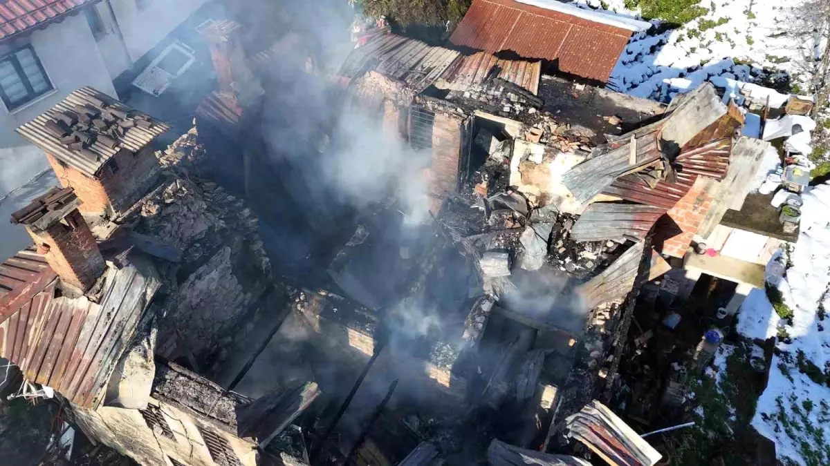 Rize\'de bir evde çıkan yangın 2 eve daha sıçradıktan sonra söndürüldü