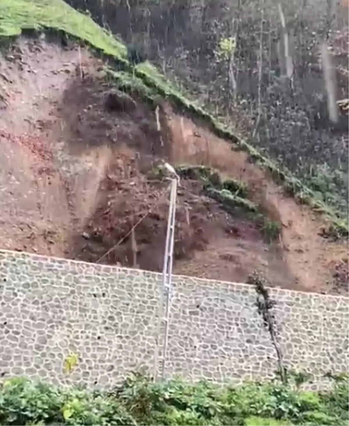 Rize\'de Çay Bahçesinde Heyelan Anı Kamerada