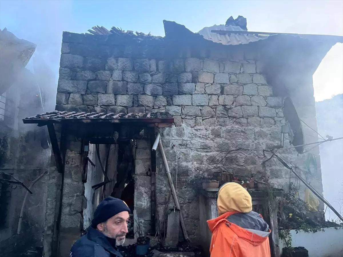 Hemşin\'de Yangın: 2 Ev Zarar Gördü