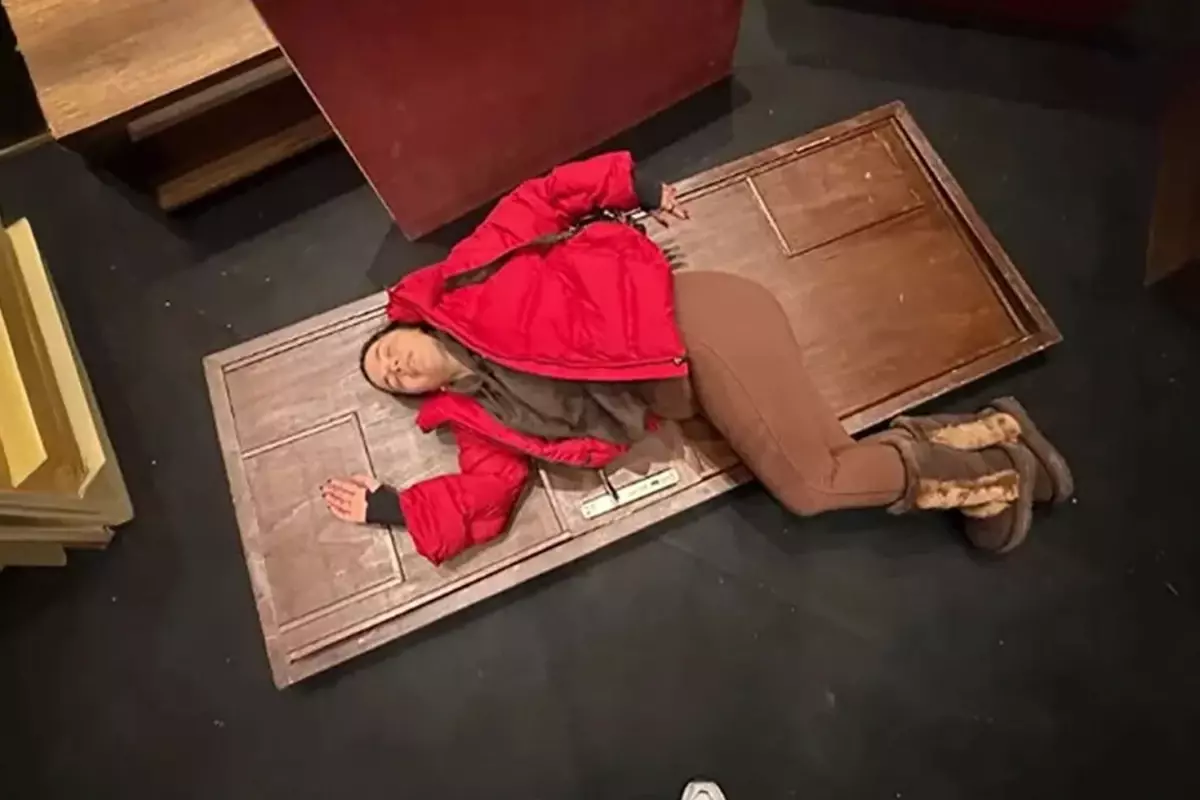 Sahnede korku dolu anlar! Aslı Bekiroğlu\'nun kafasına kapı düştü