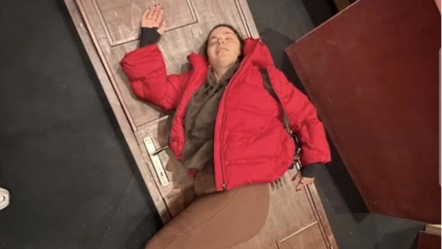 Sahnede korku dolu anlar! Aslı Bekiroğlu'nun kafasına kapı düştü