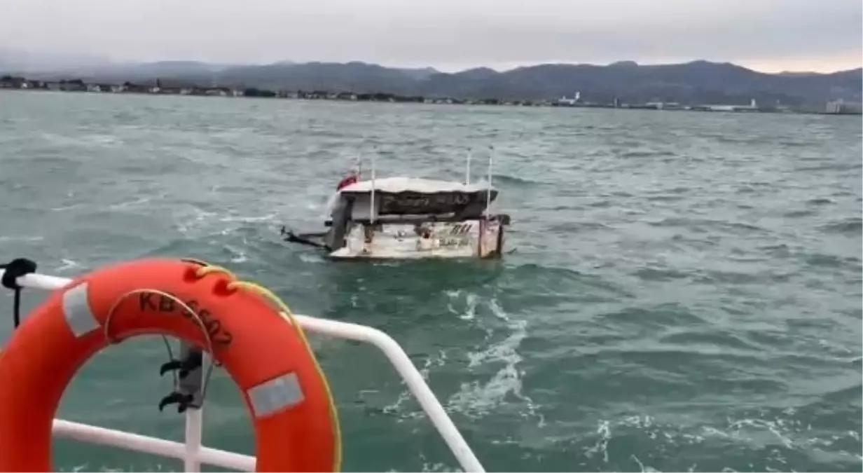 Samsun\'da Sürüklenen Tekne Kıyıya Çekildi