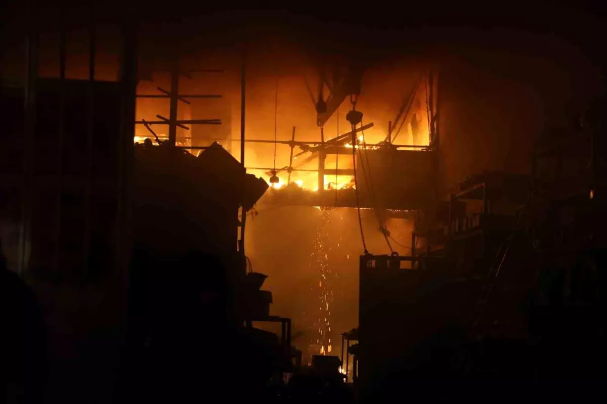 Sanayi Sitesi\'nde çıkan yangında 9 iş yeri zarar gördü