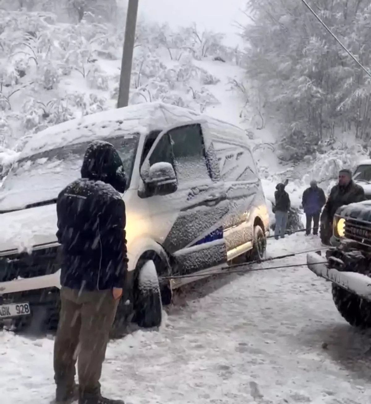 Düzce\'de Kar Safari Kazası: Minibüs Şarampole Yuvarlandı