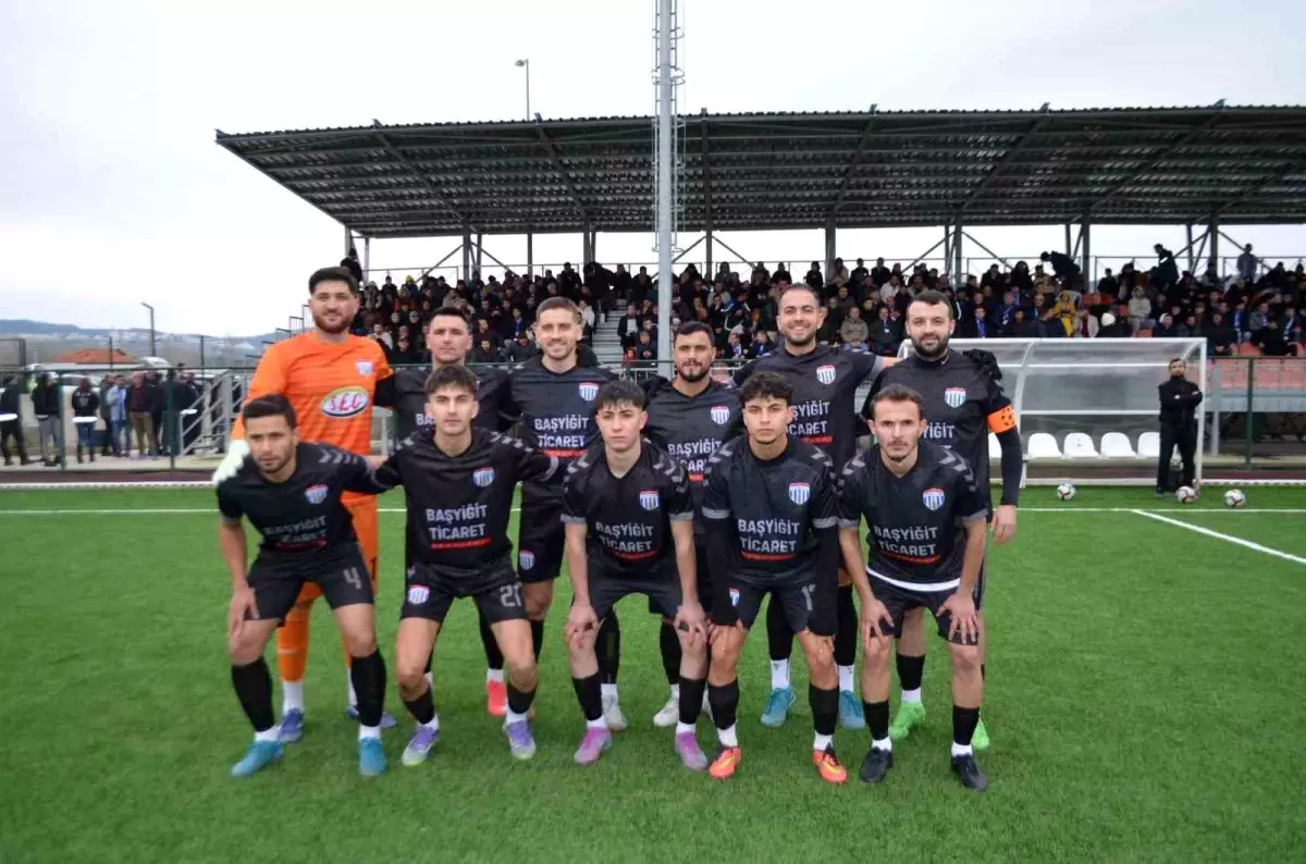 Selendi Belediyespor liderliğe yükseldi