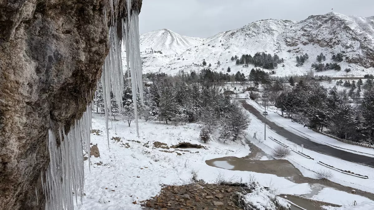 Sivas\'ta Kar Yağışı Hobbit Köyü\'nü Beyaza Bürüdü