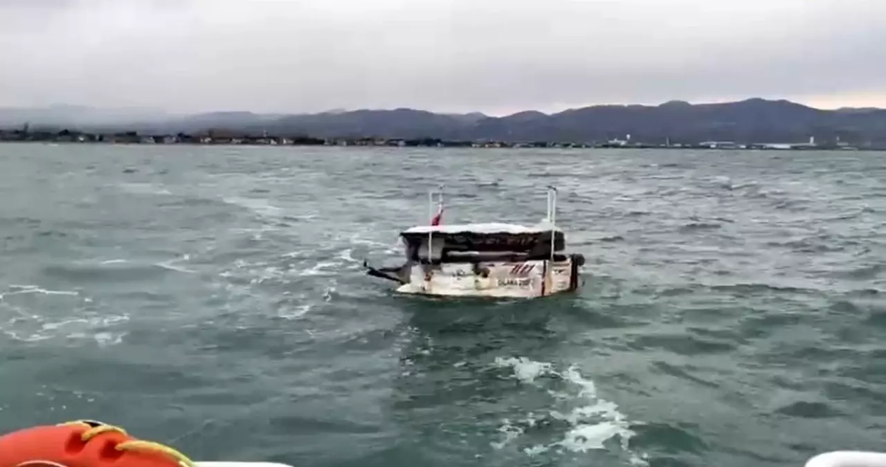 Samsun\'da Sürüklenen Tekne Kurtarıldı