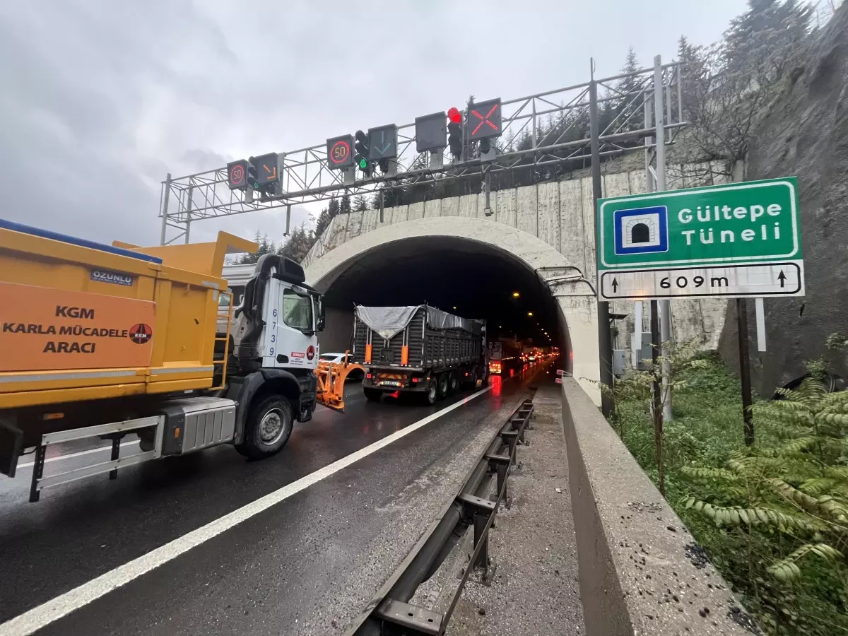 TEM Otoyolu\'nda TIR ile otomobil çarpıştı