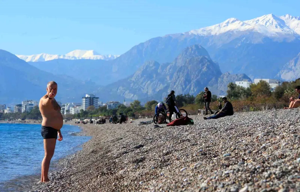Antalya\'da Kış Ortasında Denizde Keyif