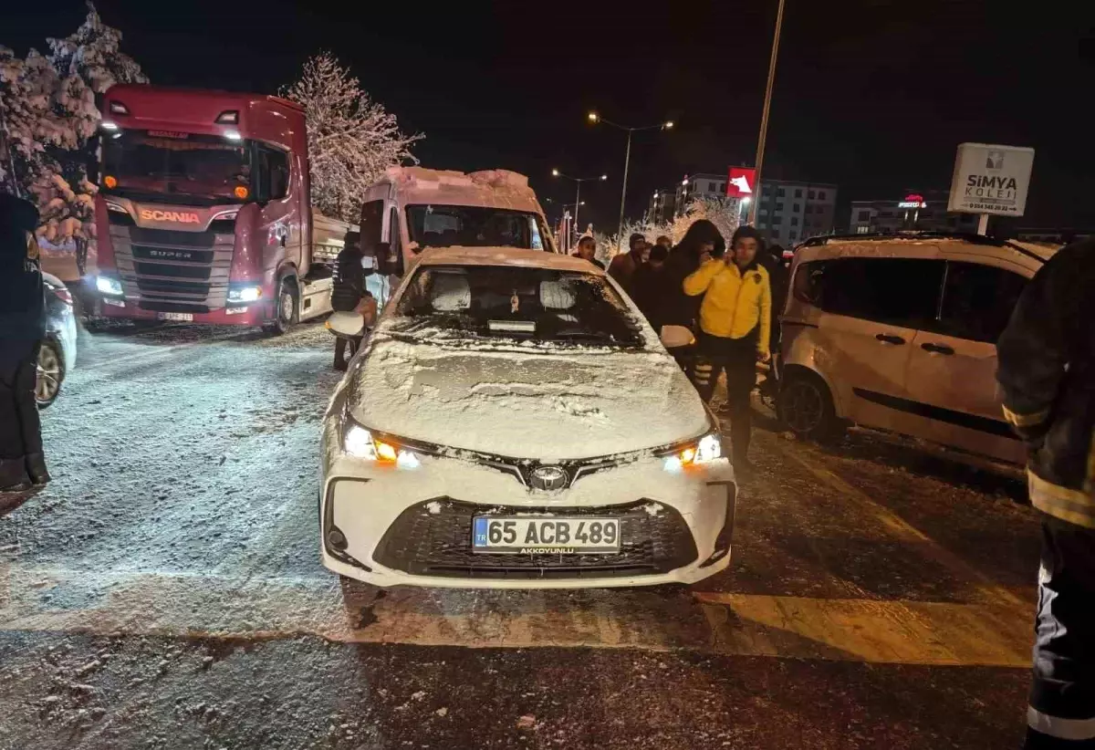 Van\'da Trafik Kazası: 4 Yaralı