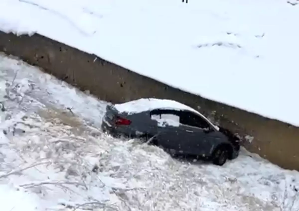 Yüksekova\'da kar yağışı ve buzlanma kazaları beraberinde getirdi