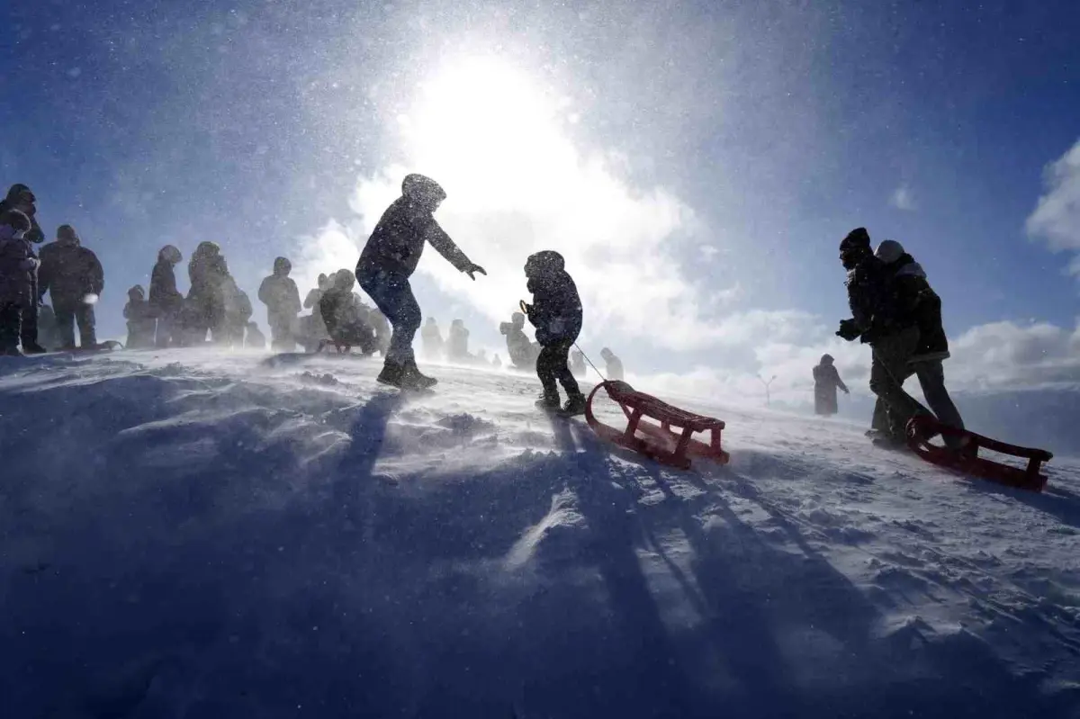 Zigana Kayak Merkezi\'nde Yoğun Ziyaretçi Akışı